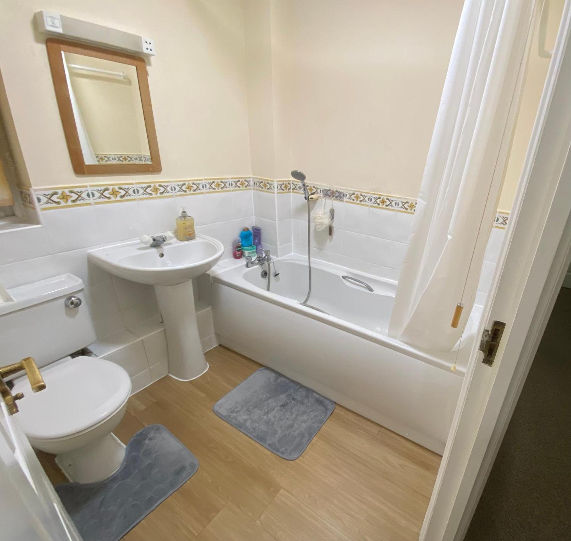 Large Double Bed And Bathroom Oxford Luaran gambar